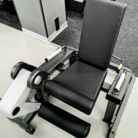 D960 Разгибание ног сидя, рычаги серые